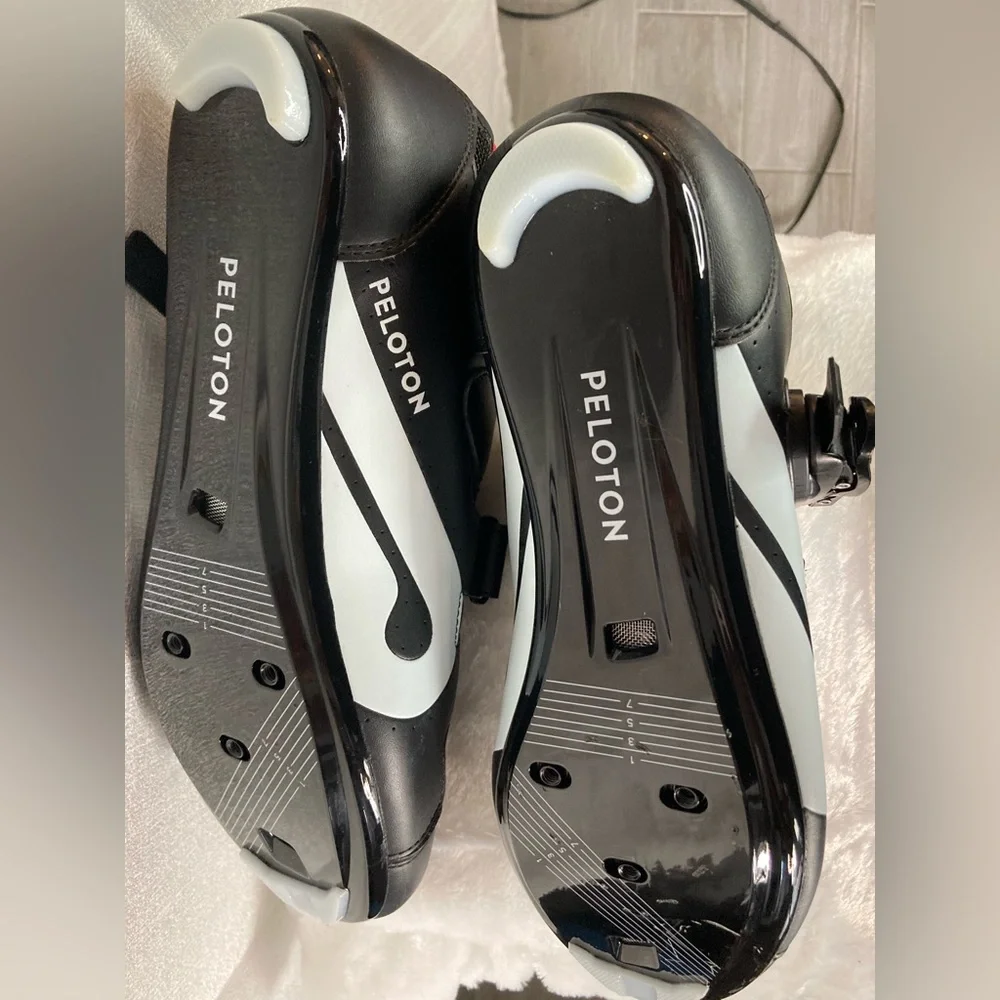 Peloton Exercise Bike Shoes
Size 40
7-Men
8.5-Women
Red & black, 3 strap - Picture 2 of 7
